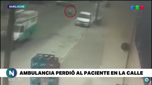 Insólito: Al doblar, una ambulancia perdió la camilla con un paciente