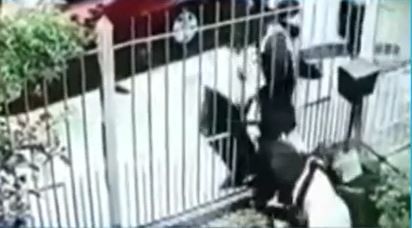 Video: Le pegaron entre cinco y le arrancaron la ropa