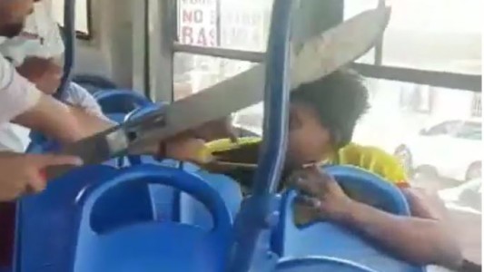 Vecinos detienen a ladrón que intentó huir en colectivo y lo golpean con un machete