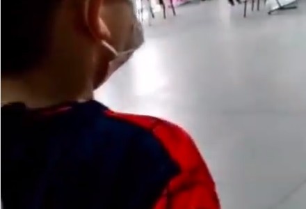 Se fue a vacunar vestido como el Hombre Araña y lo llamaron "Peter Parker"