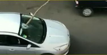 Video: Una rama atravesó el parabrisas de un auto y se le clavó a un hombre en la pierna
