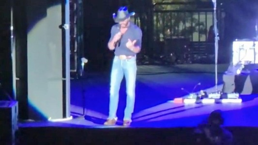 Insólito: se olvidó la letra en medio de la canción, lo abuchearon y bajó del escenario a pelear