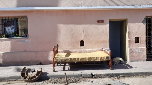 Vecinos de Alberdi y Villa Páez regresan a sus hogares después del colapso de cloacas