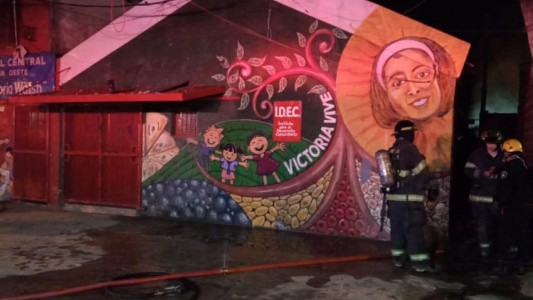 Voraz incendio en una casa de Rosario: cuatro muertos y un herido grave
