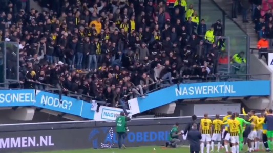 El momento en que colapsó una tribuna repleta de hinchas