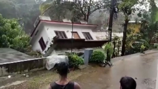 El momento en que una casa se desploma y cae al río en medio del temporal