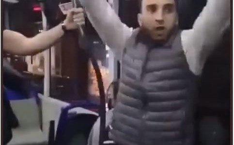 Un hombre da una paliza a un policía por llamarle la atención por no usar barbijo