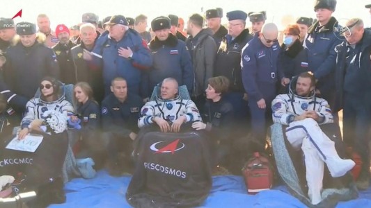 Así regresaron a la Tierra cineastas rusos que grabaron la primera película en el espacio