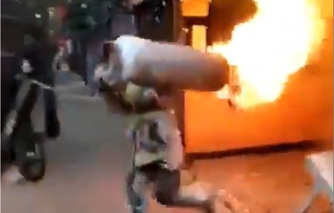 Un bombero sacó un tanque de gas ardiendo sobre su hombro y evitó una tragedia