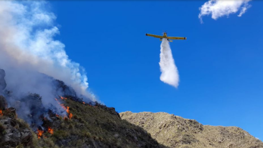 Traslasierras: entre la geografía y el viento complican los dos focos activos