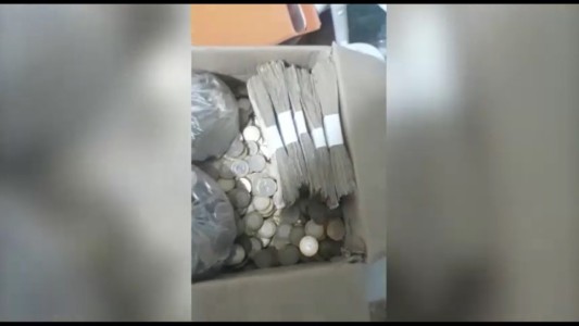 Para protestar contra una multa de $9 mil, la pagaron con monedas y billetes de $10