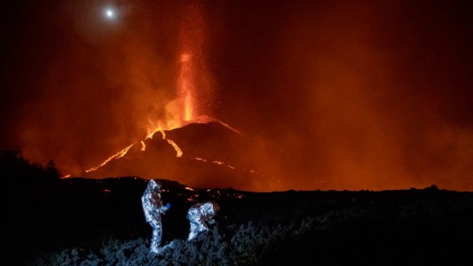 Video: el crujido en el avance de la lava del volcán en La Palma