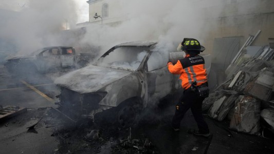 Militares que reclamaban un bono entraron al Congreso de Guatemala y causaron destrozos