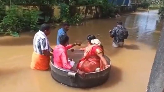 Una pareja llega a su casamiento dentro de una gran olla en medio de las inundaciones