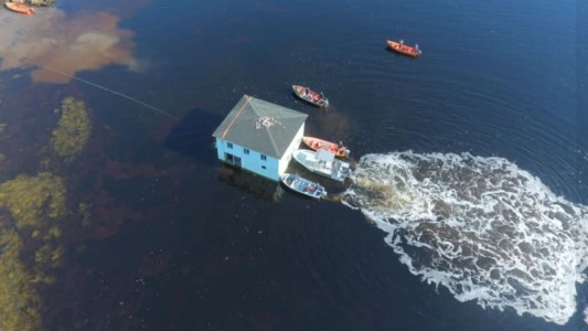 La increíble maniobra para trasladar una casa sobre el agua que pudo terminar mal