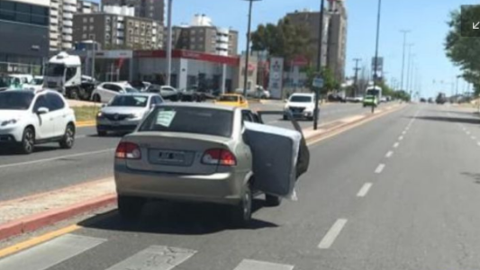 En plena Colón, conducía trasladando un colchón con la puerta abierta
