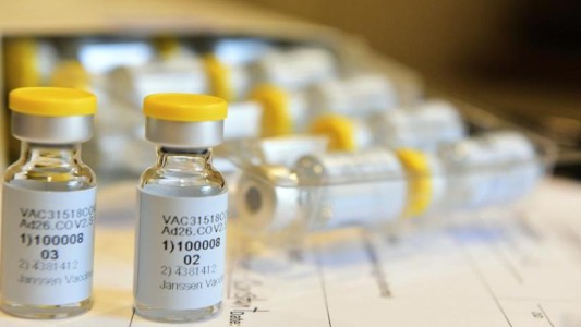 La FDA autoriza la dosis de refuerzo de las vacunas de Moderna y Johnson & Johnson en EEUU