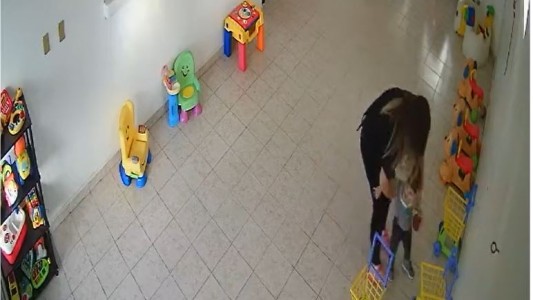 Así maltrata una maestra a un nene de un año y medio en una guardería