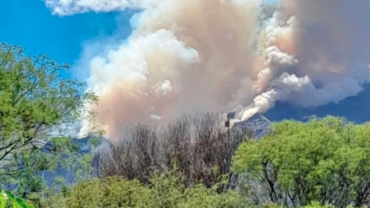 Incendios en Córdoba: el fuego arrasó con más de mil hectáreas en La Paz y se acerca a las viviendas