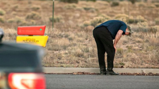 Las primeras imágenes de Alec Baldwin tras provocar un tiroteo accidental en el rodaje de una película