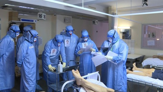 Moscú ordena el cierre de servicios no esenciales en otro día récord de muertos