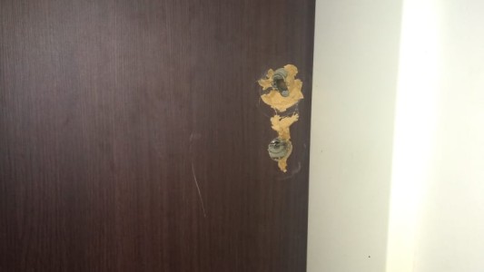 Les desvalijó la casa y envió audios desde el celular robado