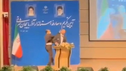 Irán: le pegaron un cachetazo a un gobernador durante su investidura