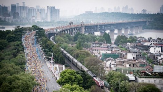 China suspende la maratón de Wuhan por un aumento en los casos de coronavirus