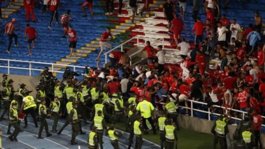 Suspenden partido de fútbol por violentos incidentes entre hinchas