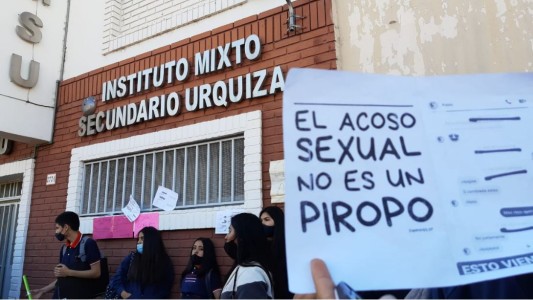 Madres reclaman en un colegio acusando a un preceptor por acoso sexual contra alumnas