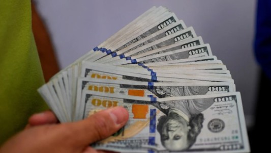 Tras alcanzar su máximo histórico, el dólar blue retrocede