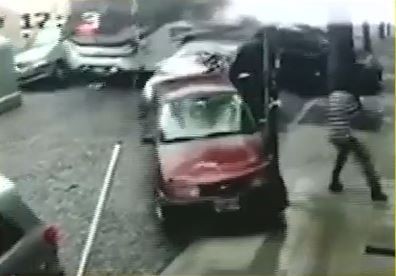 Video: Un colectivo chocó cinco autos y casi atropella a un peatón