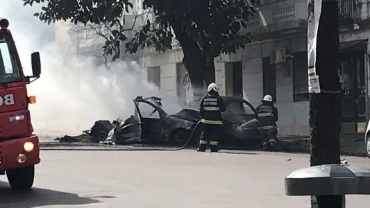 Video: un taxi se incendió y explotó en Recoleta