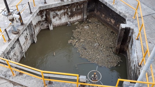 Bajo grande, el inodoro de la ciudad está rebalsando