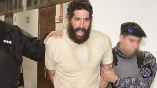 Por maullar sin pausa, desalojan al "hombre gato" del juicio en el que está acusado de doble crimen