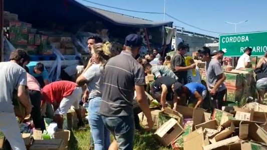 La indignación de un camionero: volcó el camión y los vecinos saquearon la mercadería