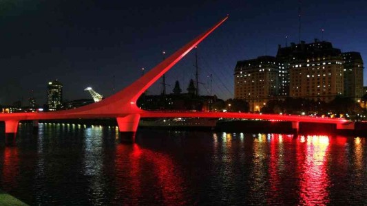 El país se ilumina de rojo para concientizar sobre el ACV