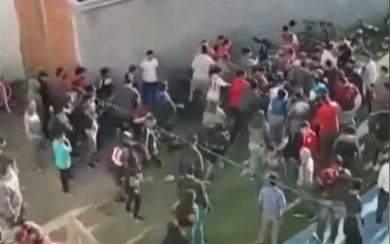 Video: En pleno partido, linchan a un presunto abusador de una nena de 5 años