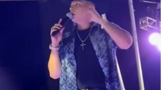 Cantante echó del show a un fan que le tiró una lata de cerveza