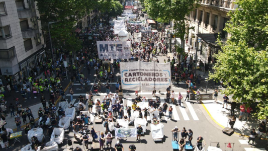 Masiva marcha de cartoneros al Congreso en apoyo a la Ley de Envases con Inclusión Social