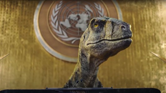 Video: un dinosaurio irrumpe en la ONU y advierte a los humanos sobre el cambio climático