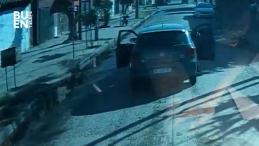 Video: Le cruzan un auto a un colectivero para robarle el colectivo