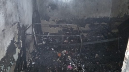 Una joven madre y sus hijos perdieron todo en un incendio