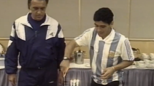 Regreso y la torta de Telefé: el video del cumpleaños de Maradona con la selección de Australia