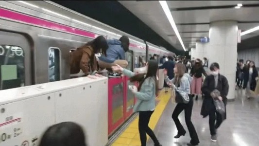 Un hombre atacó en un tren en Tokio y se confirmaron al menos diez heridos