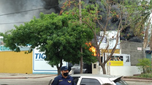 Fuego en el Cerro de las Rosas: se incendió un local de materiales de construcción