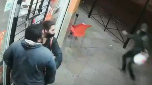 Asalto en una heladería: balearon por la espalda a una empleada