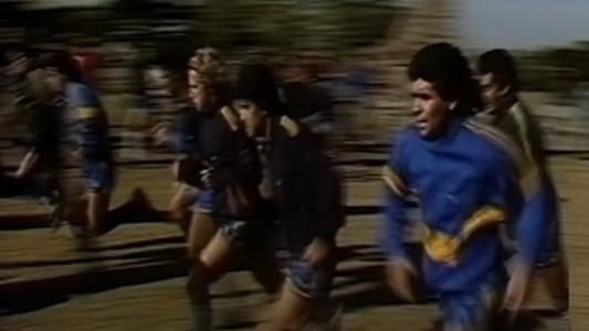 Levantarse en las díficiles: la aparición sorpresiva de Maradona en Boca tras ser suspendido en Italia