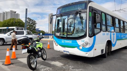 Un colectivo embistió a una mujer de 72 años