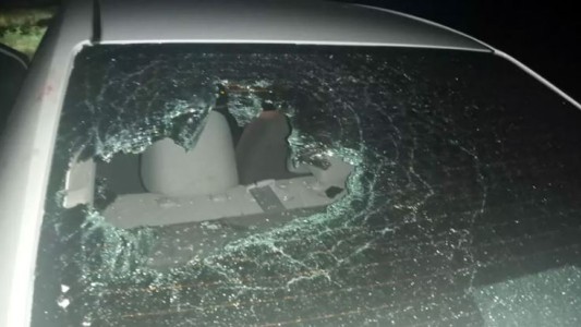 Padre e hijo iban por la ruta, discutieron y se tomaron a golpes dentro del auto